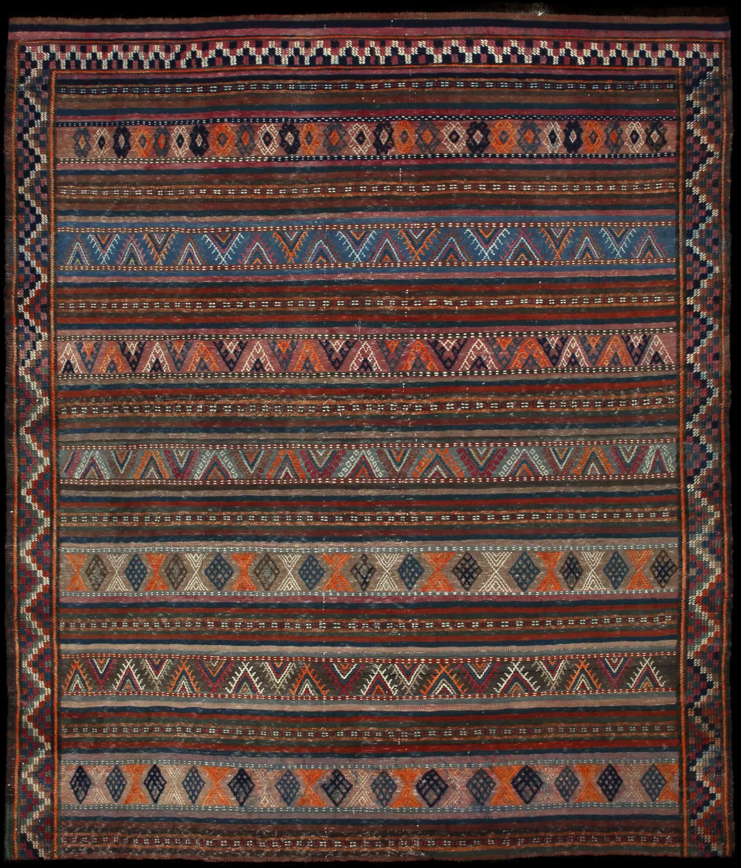 Handmade Perse rug in dimensions 188 centimeters length by 160 centimeters width with mainly Vert et Bleu colors