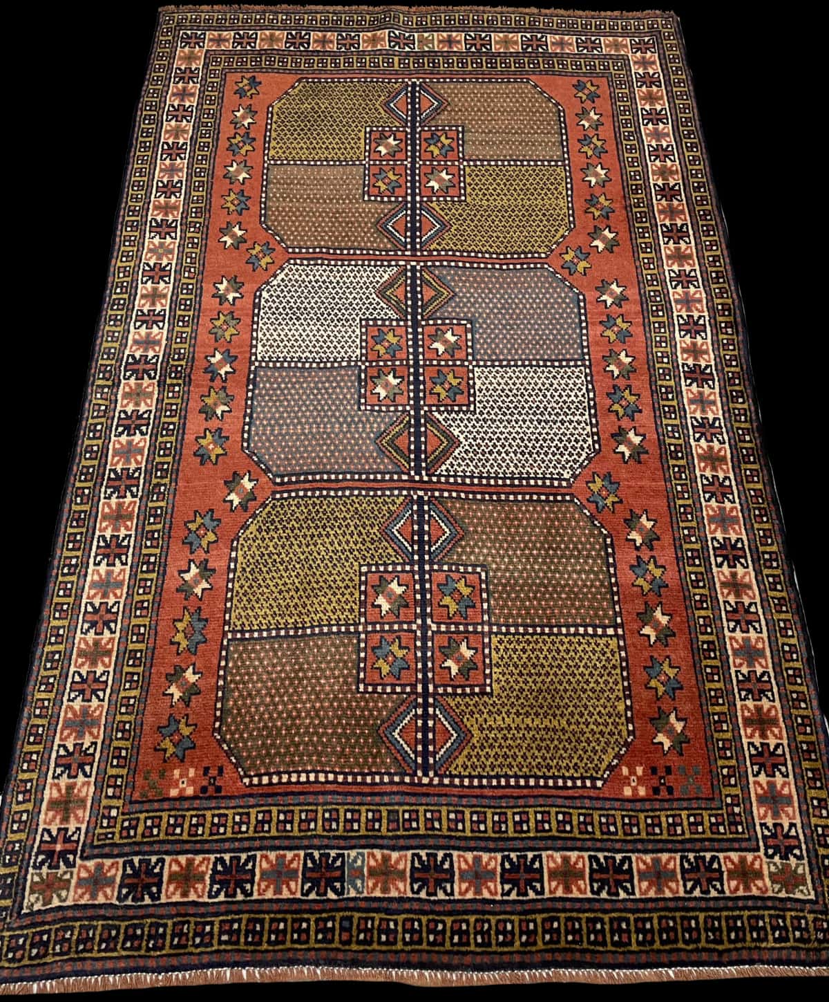 Persian rug of Quchan style in dimensions 185 centimeters length by 115 centimeters width with mainly orange colors — Perspective