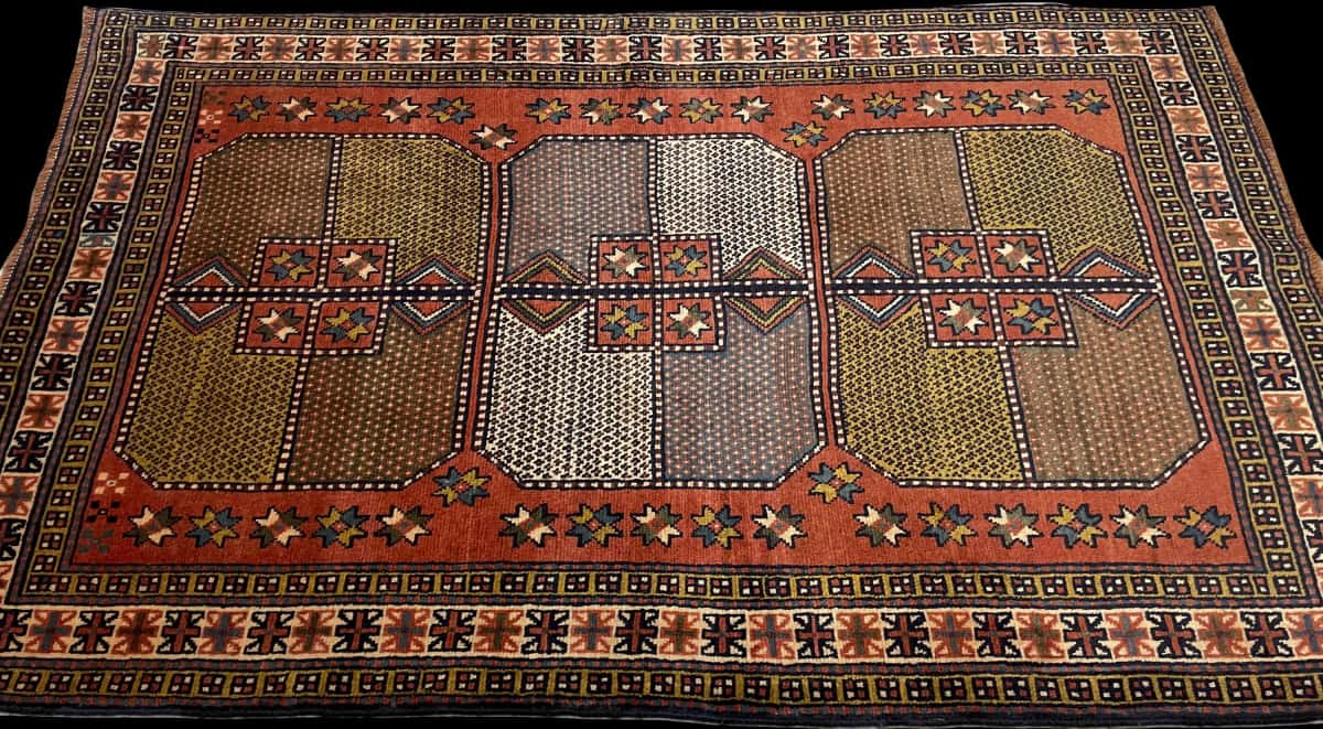 Persian rug of Quchan style in dimensions 185 centimeters length by 115 centimeters width with mainly orange colors — Perspective