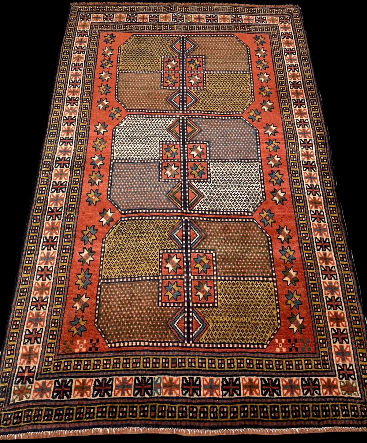 persischer Teppich im Quchan Stil in den Maßen 185 Zentimeter Länge mal 115 Zentimeter Breite mit überwiegend orange Farben — Perspektive