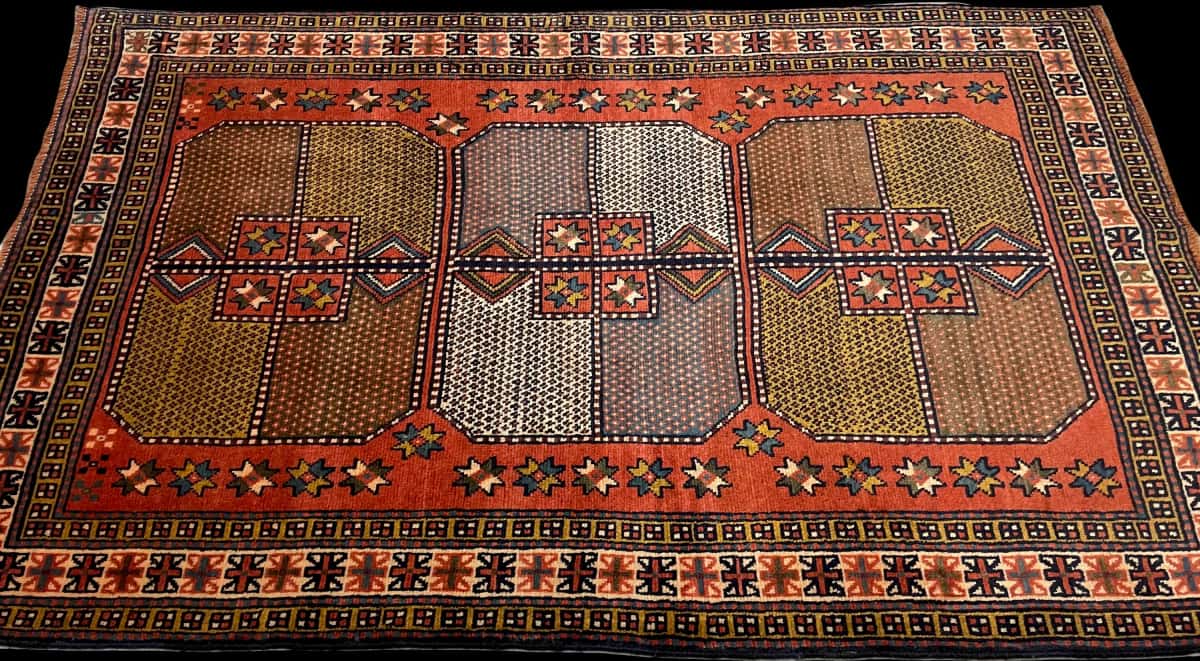 persischer Teppich im Quchan Stil in den Maßen 185 Zentimeter Länge mal 115 Zentimeter Breite mit überwiegend orange Farben — Perspektive