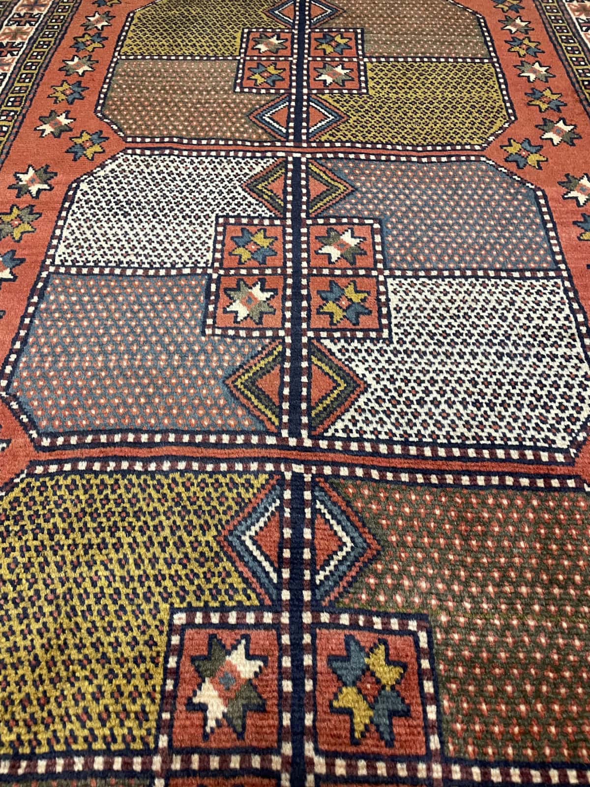 Persian rug of Quchan style in dimensions 185 centimeters length by 115 centimeters width with mainly orange colors — Perspective