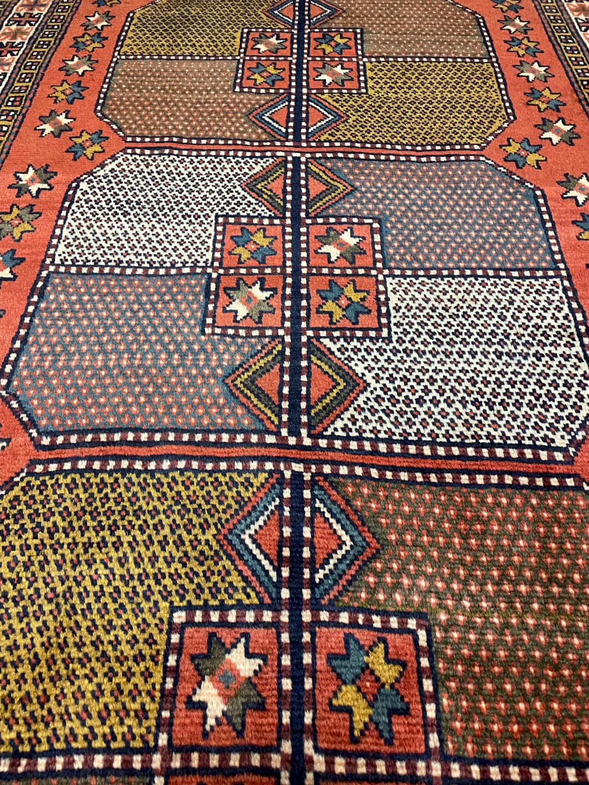 persischer Teppich im Quchan Stil in den Maßen 185 Zentimeter Länge mal 115 Zentimeter Breite mit überwiegend orange Farben — Perspektive
