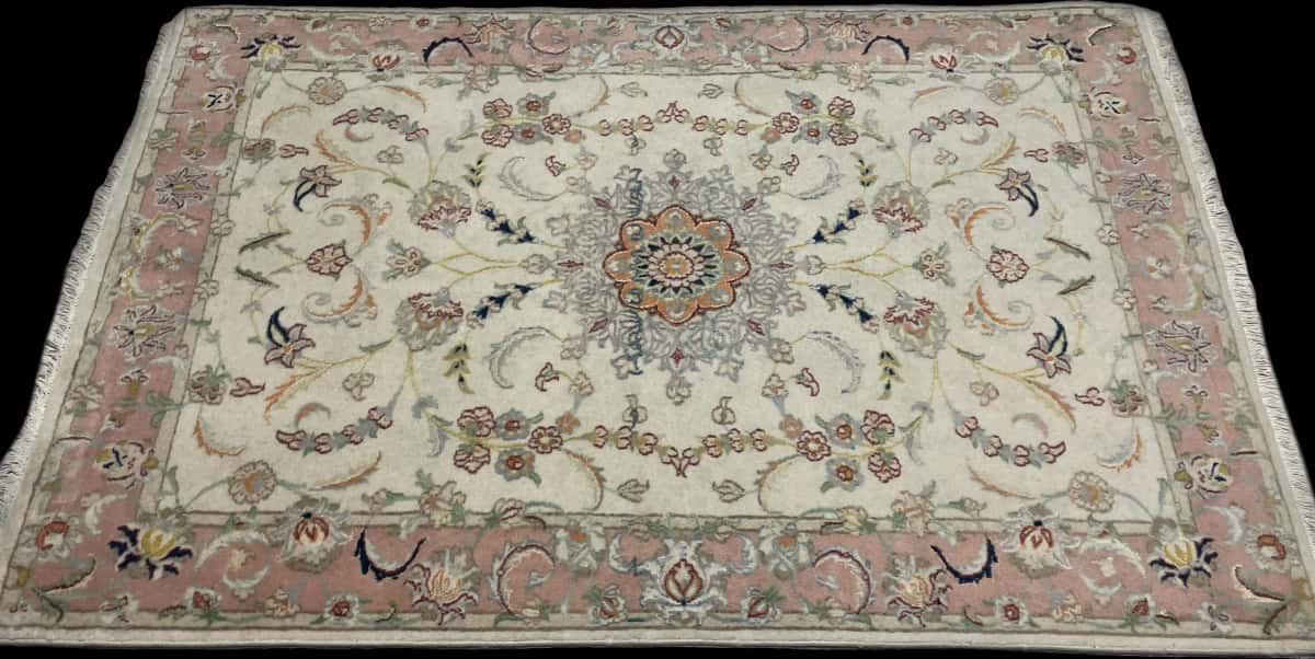 alfombra persa de estilo Tabriz en dimensiones 190 centímetros de largo por 124 centímetros de ancho con colores principalmente beige y rosa — Perspectiva