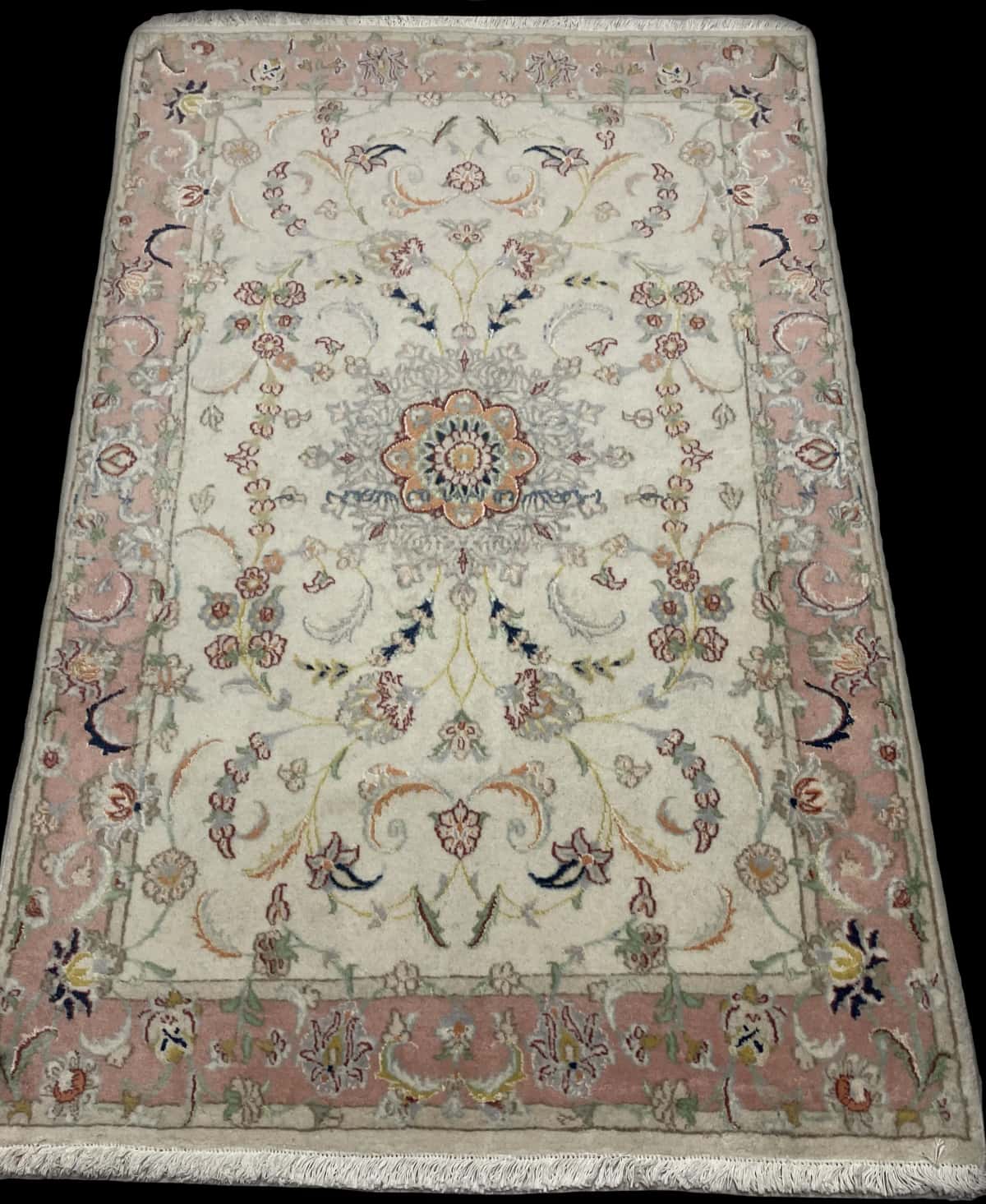 alfombra persa de estilo Tabriz en dimensiones 190 centímetros de largo por 124 centímetros de ancho con colores principalmente beige y rosa — Perspectiva