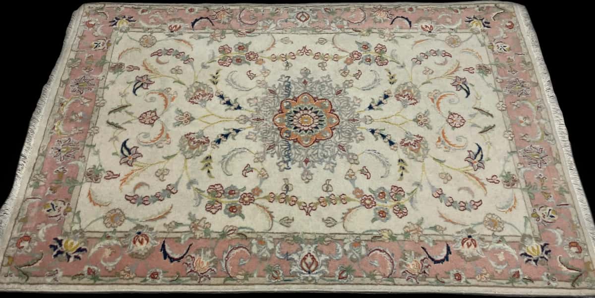 persischer Teppich im Tabriz Stil in den Maßen 190 Zentimeter Länge mal 124 Zentimeter Breite mit überwiegend beige und rosa Farben — Perspektive