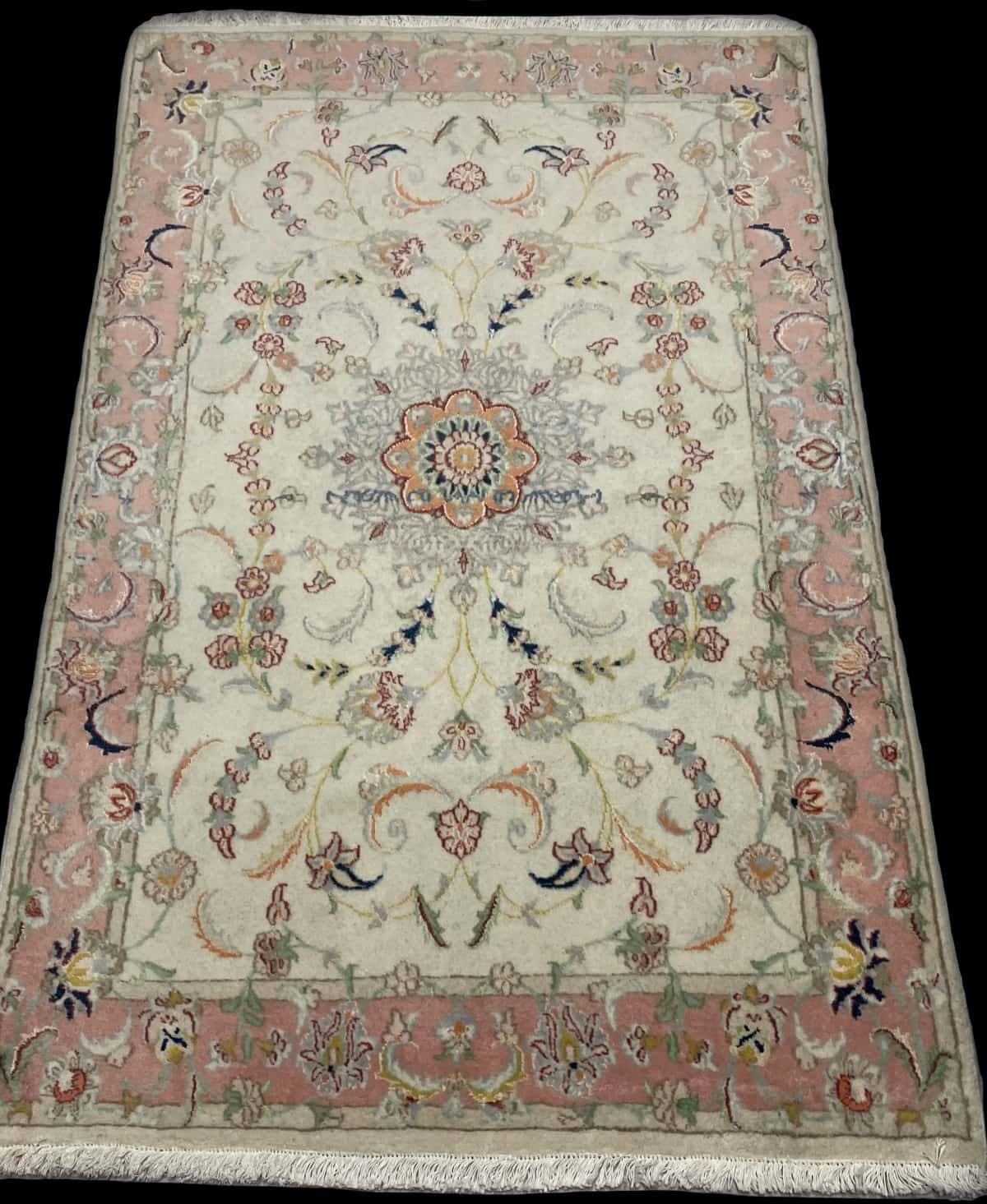 persischer Teppich im Tabriz Stil in den Maßen 190 Zentimeter Länge mal 124 Zentimeter Breite mit überwiegend beige und rosa Farben — Perspektive