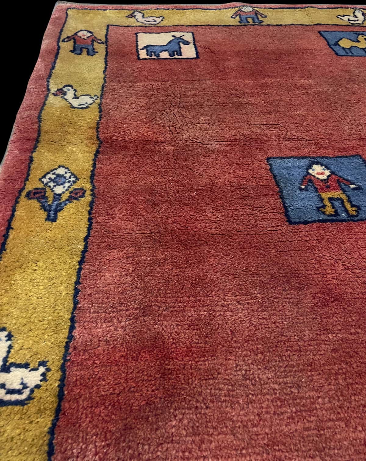 Persian rug of Gabbeh style in dimensions 155 centimeters length by 112 centimeters width with mainly red colors — Corner & edge