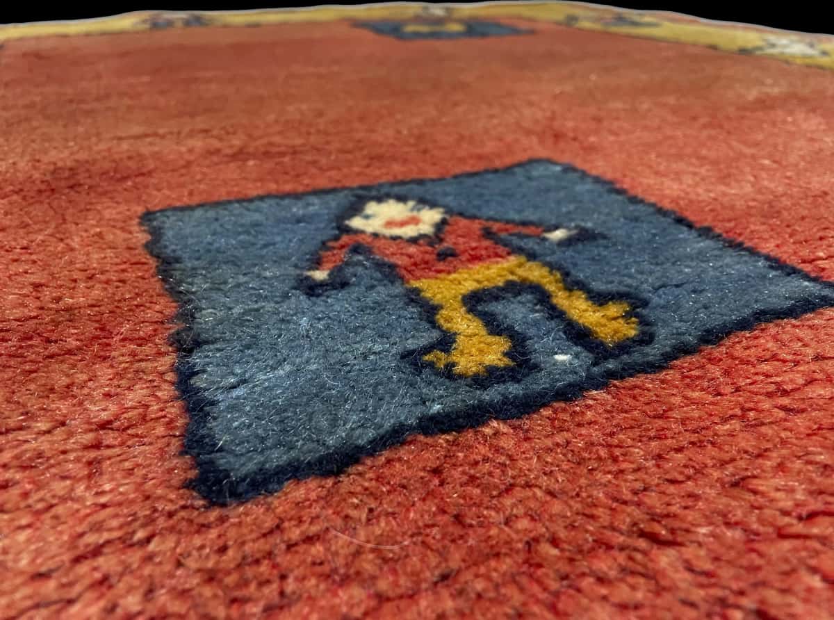Persian rug of Gabbeh style in dimensions 155 centimeters length by 112 centimeters width with mainly red colors — Texture close-up