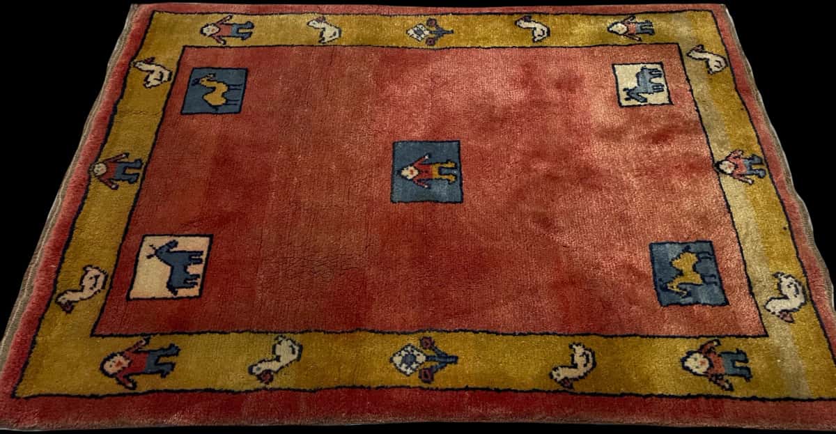 Persian rug of Gabbeh style in dimensions 155 centimeters length by 112 centimeters width with mainly red colors — Perspective