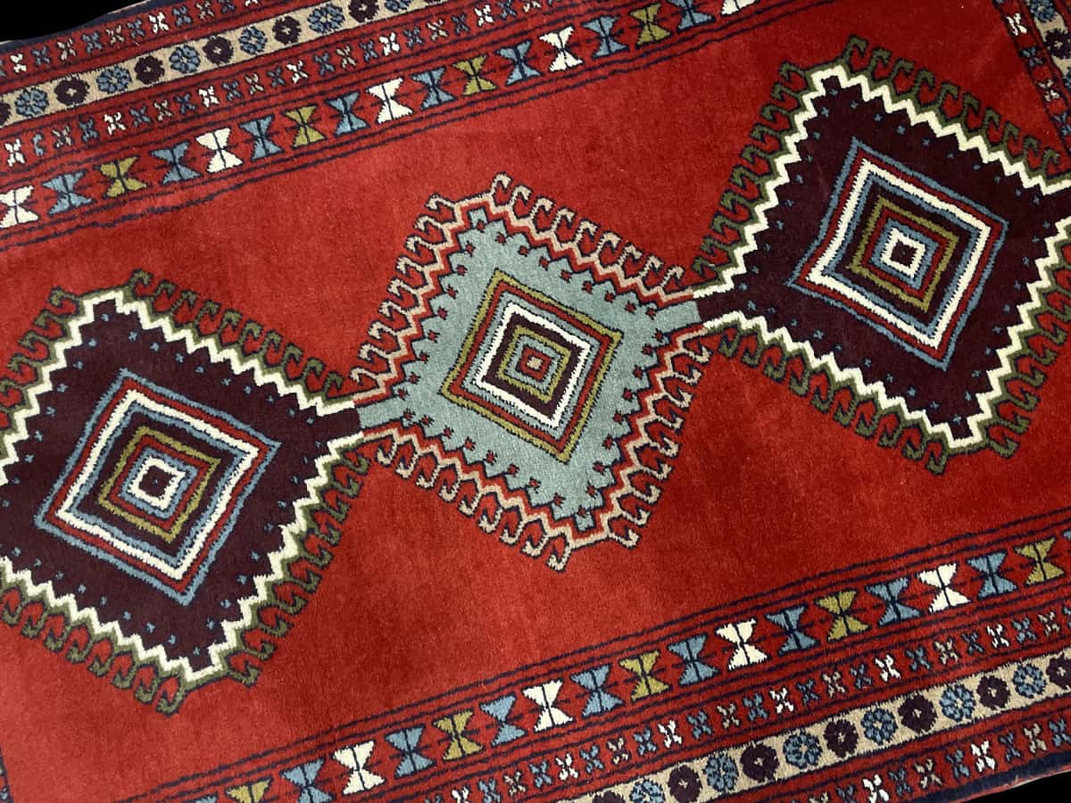 Persian rug of Quchan style in dimensions 162 centimeters length by 122 centimeters width with mainly red colors — Perspective