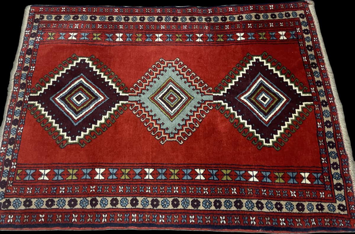 Persian rug of Quchan style in dimensions 162 centimeters length by 122 centimeters width with mainly red colors — Perspective