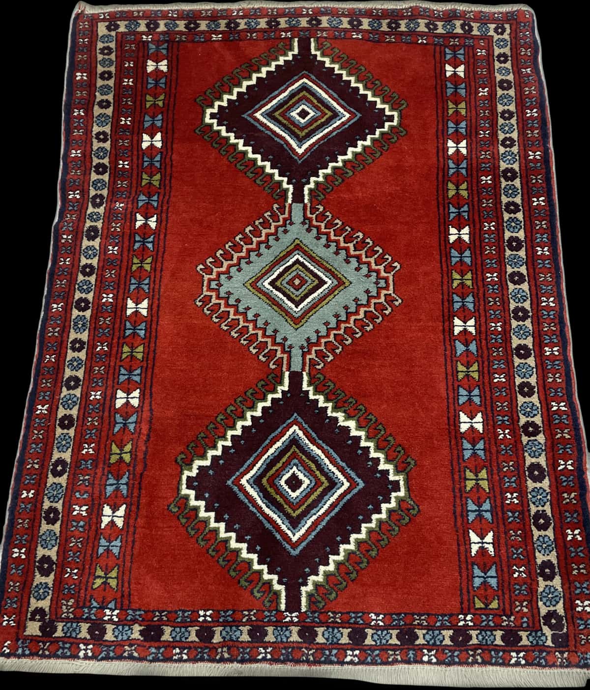 Persian rug of Quchan style in dimensions 162 centimeters length by 122 centimeters width with mainly red colors — Perspective