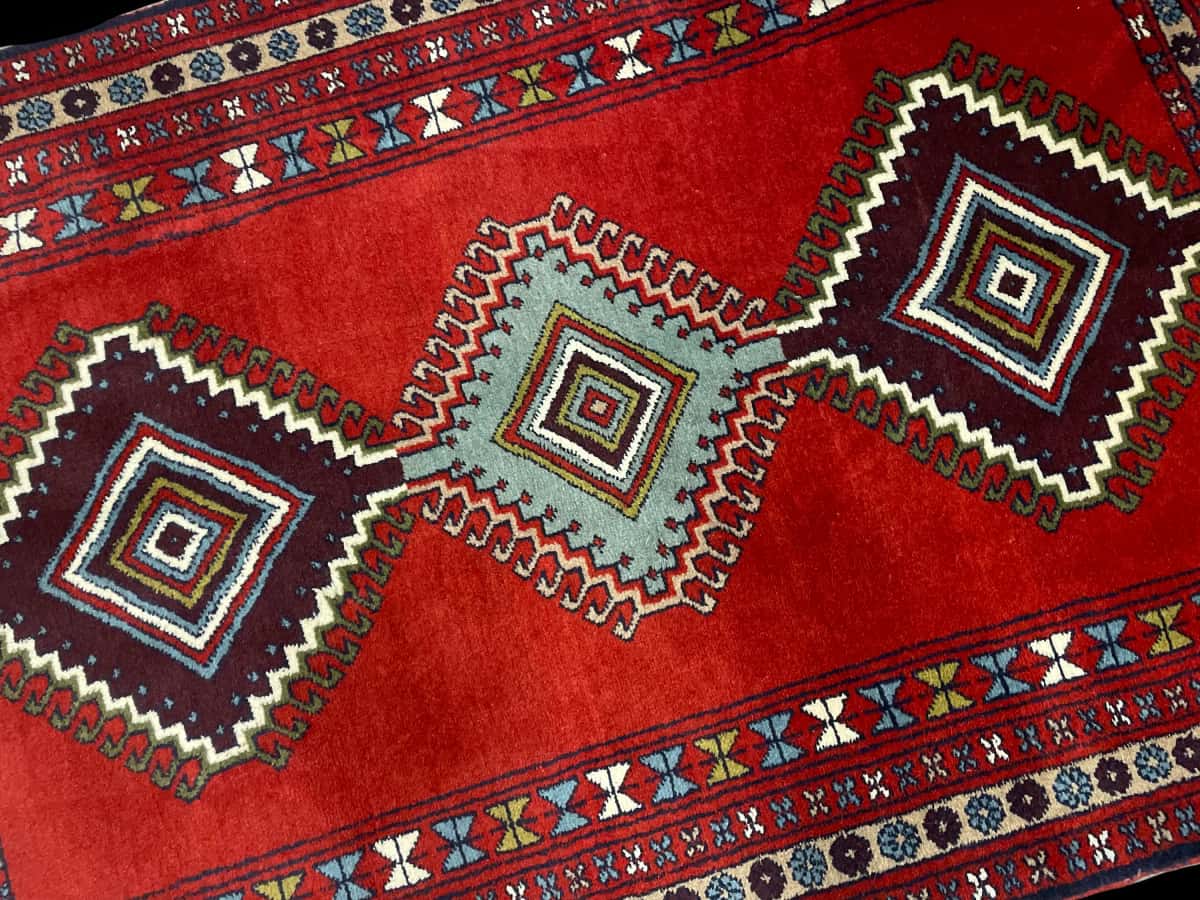 persischer Teppich im Quchan Stil in den Maßen 162 Zentimeter Länge mal 122 Zentimeter Breite mit überwiegend rot Farben — Perspektive