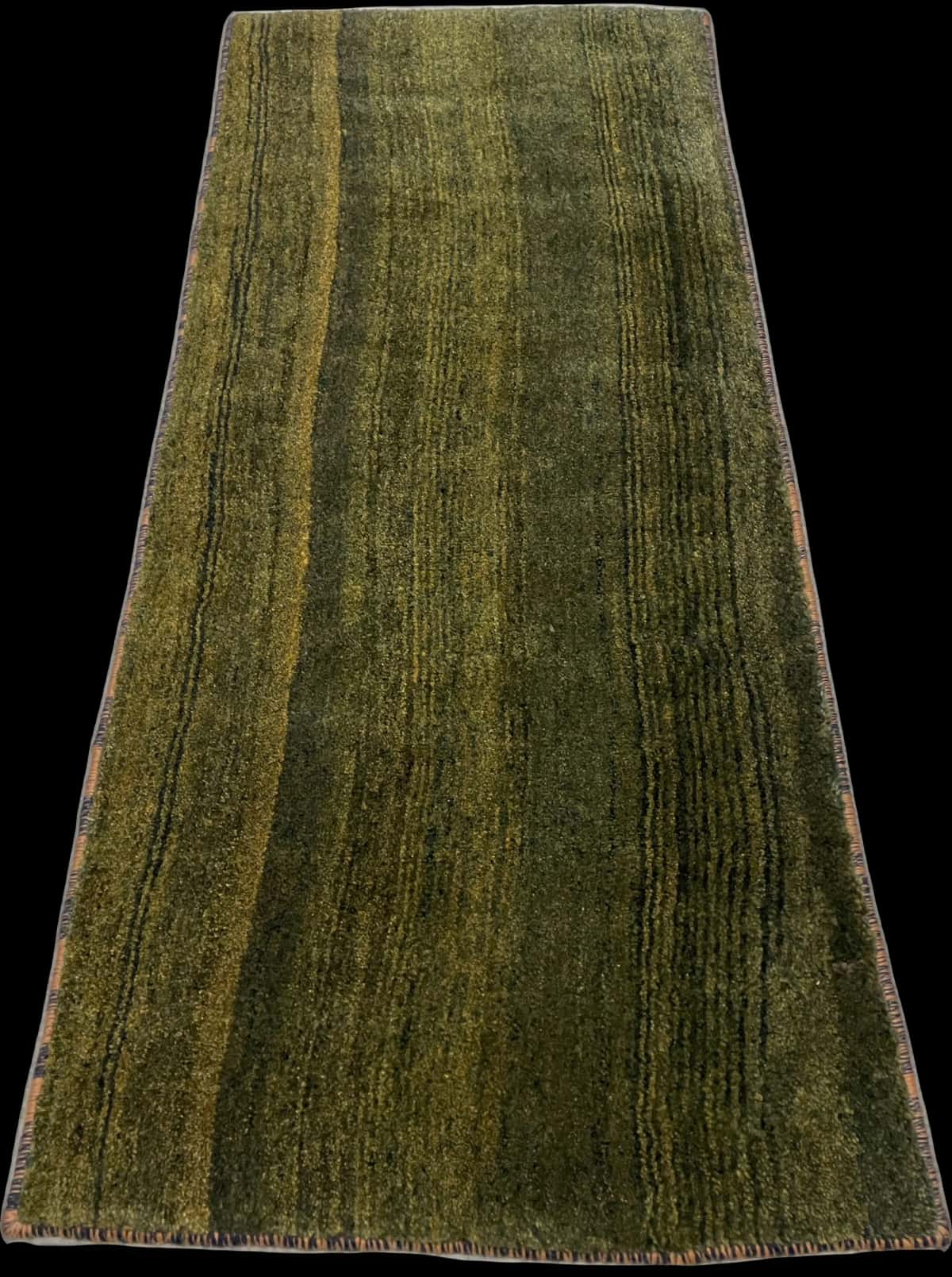 alfombra persa de estilo gabbeh en dimensiones 165 centímetros de largo por 75 centímetros de ancho con colores principalmente verde — Perspectiva