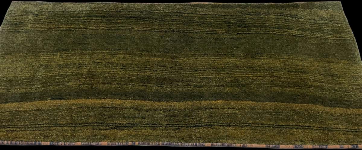 alfombra persa de estilo gabbeh en dimensiones 165 centímetros de largo por 75 centímetros de ancho con colores principalmente verde — Perspectiva