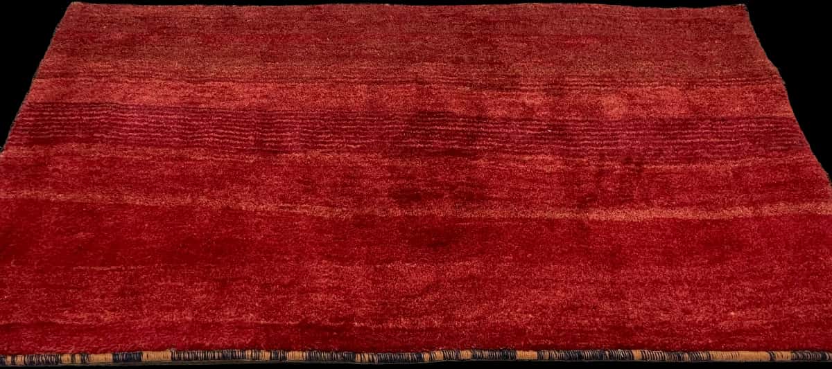 Persian rug of Gabbeh style in dimensions 156 centimeters length by 85 centimeters width with mainly red colors — Perspective