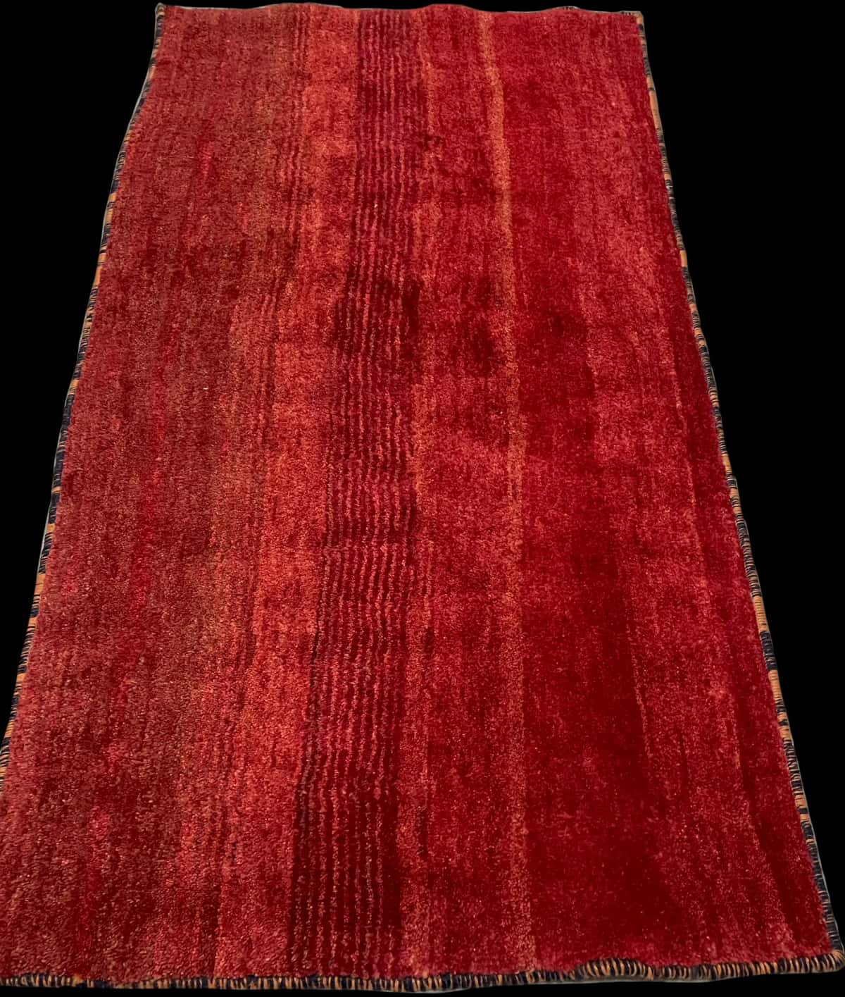 Persian rug of Gabbeh style in dimensions 156 centimeters length by 85 centimeters width with mainly red colors — Perspective