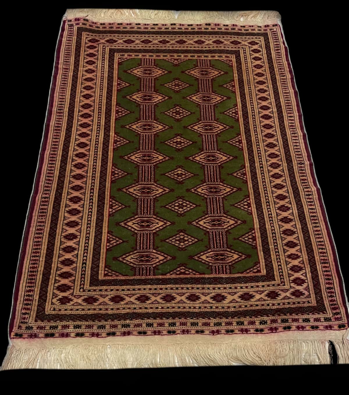Persian rug of Turkoman style in dimensions 135 centimeters length by 97 centimeters width with mainly green and yellow colors — Perspective