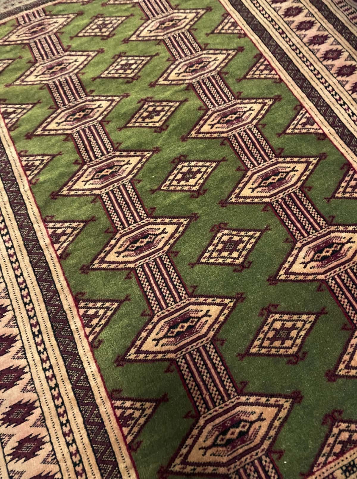 Persian rug of Turkoman style in dimensions 135 centimeters length by 97 centimeters width with mainly green and yellow colors — Perspective