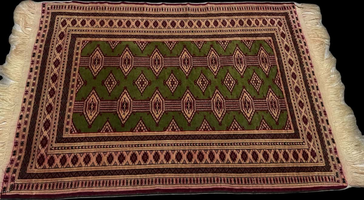 Persian rug of Turkoman style in dimensions 135 centimeters length by 97 centimeters width with mainly green and yellow colors — Perspective