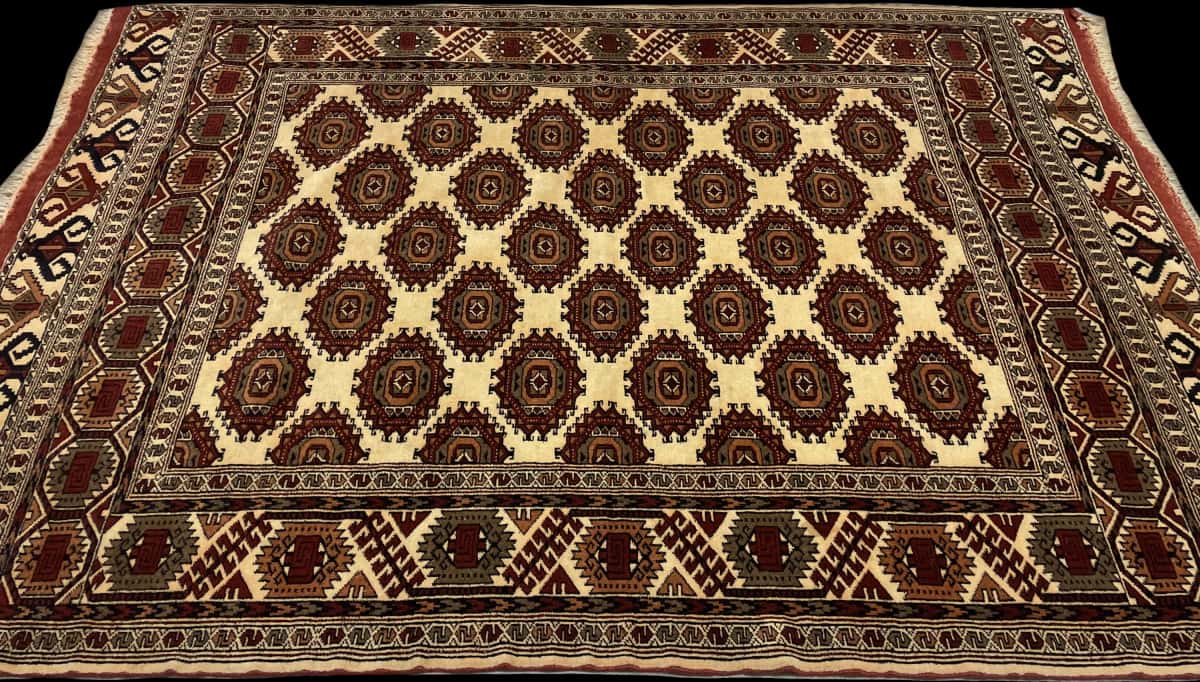 Persian rug of Turkoman style in dimensions 196 centimeters length by 140 centimeters width with mainly yellow colors — Perspective