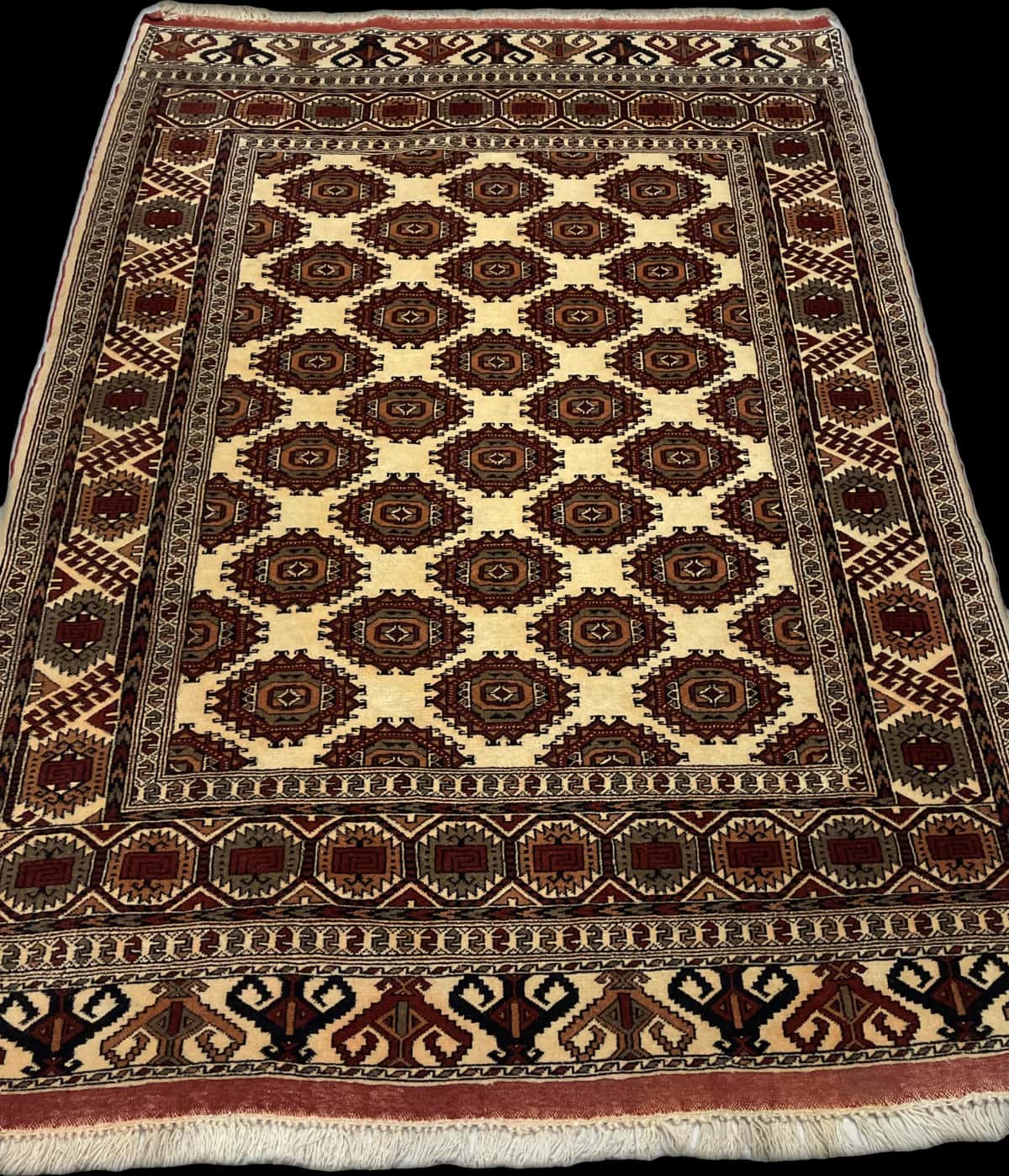 Persian rug of Turkoman style in dimensions 196 centimeters length by 140 centimeters width with mainly yellow colors — Perspective