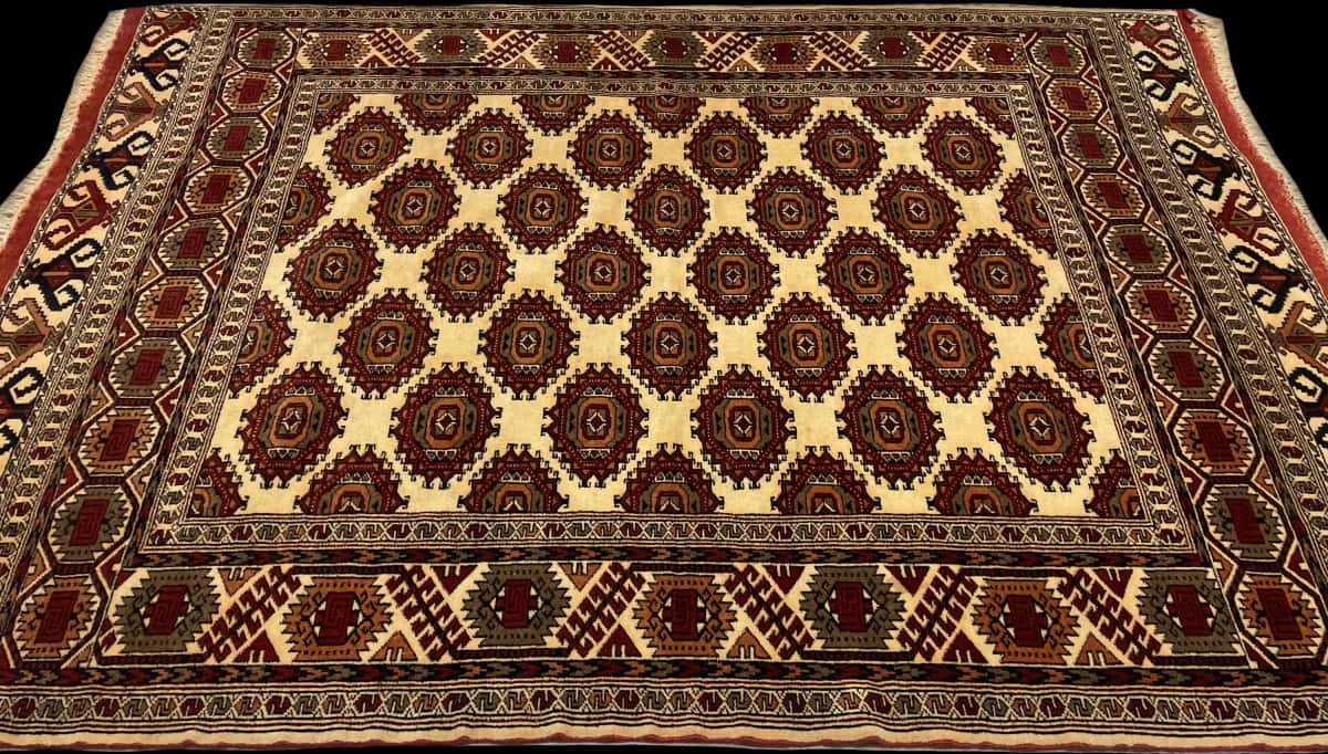 persischer Teppich im turkmenischer Stil in den Maßen 196 Zentimeter Länge mal 140 Zentimeter Breite mit überwiegend gelb Farben — Perspektive