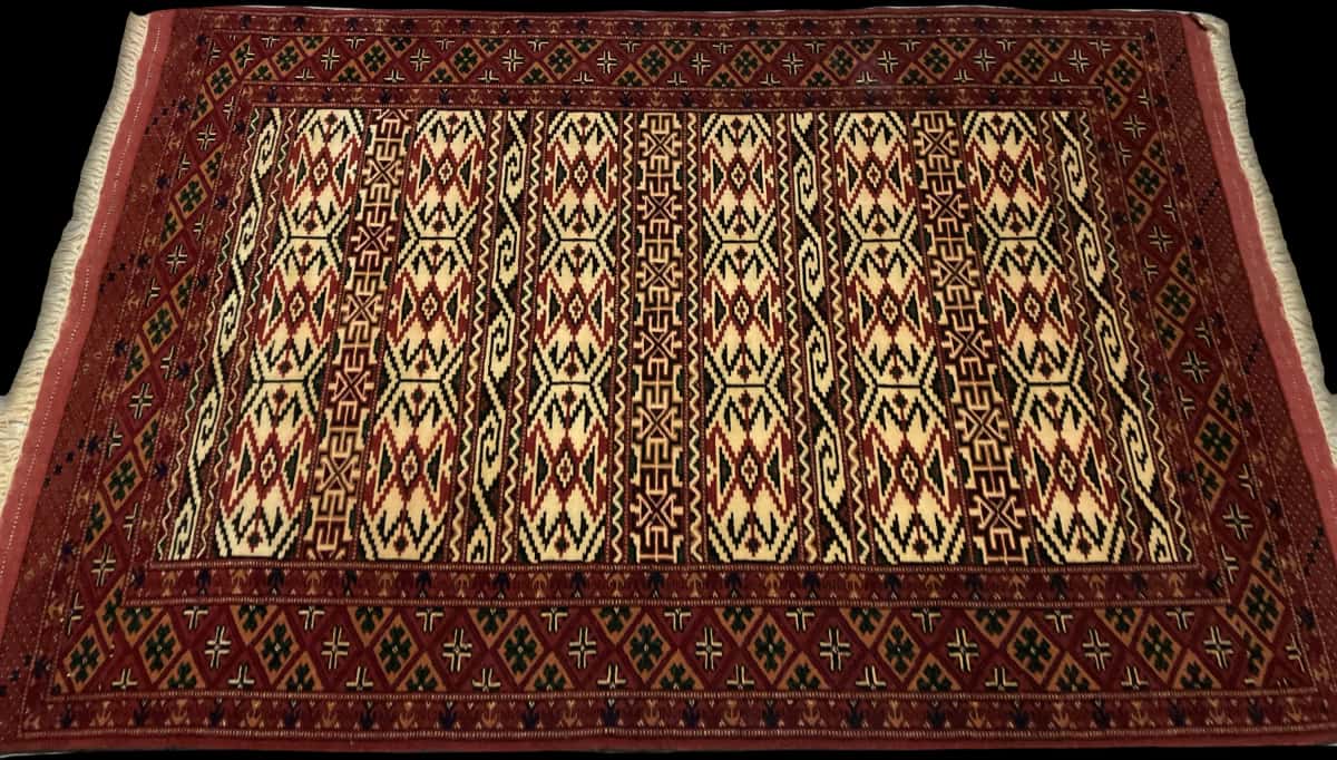 Persian rug of Turkoman style in dimensions 172 centimeters length by 114 centimeters width with mainly beige colors — Perspective