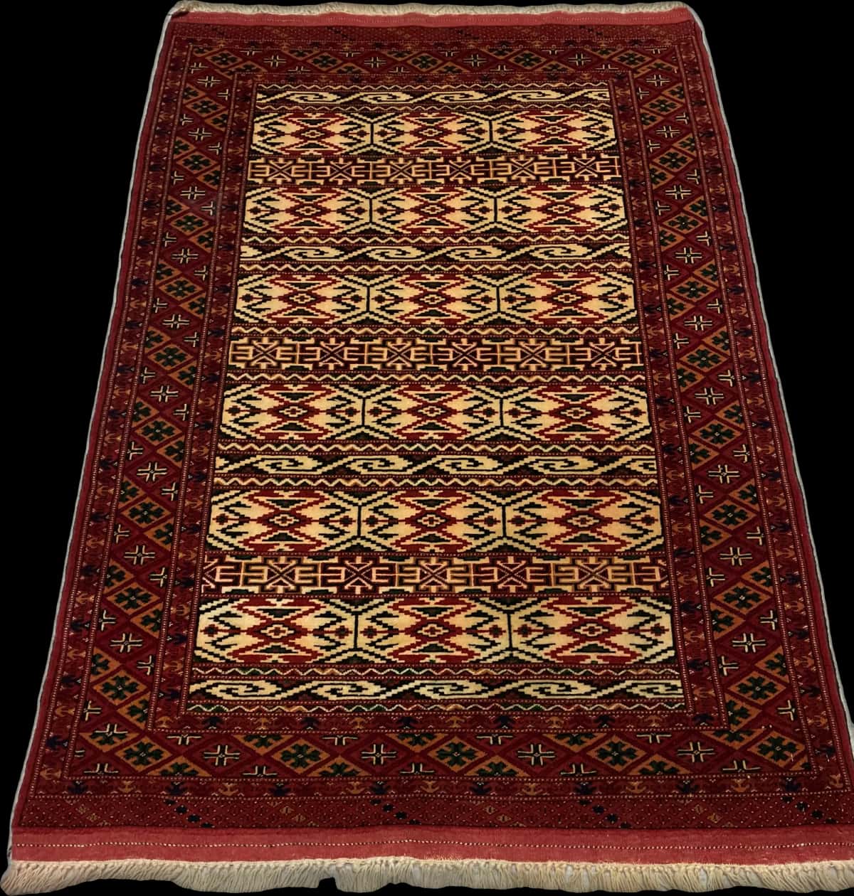 persischer Teppich im turkmenischer Stil in den Maßen 172 Zentimeter Länge mal 114 Zentimeter Breite mit überwiegend beige und rot Farben — Perspektive