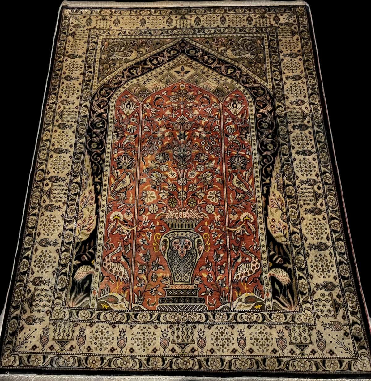 Persian rug of Arak style in dimensions 155 centimeters length by 108 centimeters width with mainly black and orange colors — Perspective