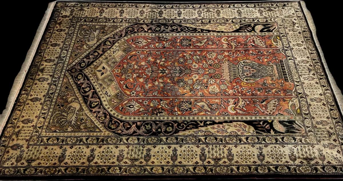 Persian rug of Arak style in dimensions 155 centimeters length by 108 centimeters width with mainly black and orange colors — Perspective