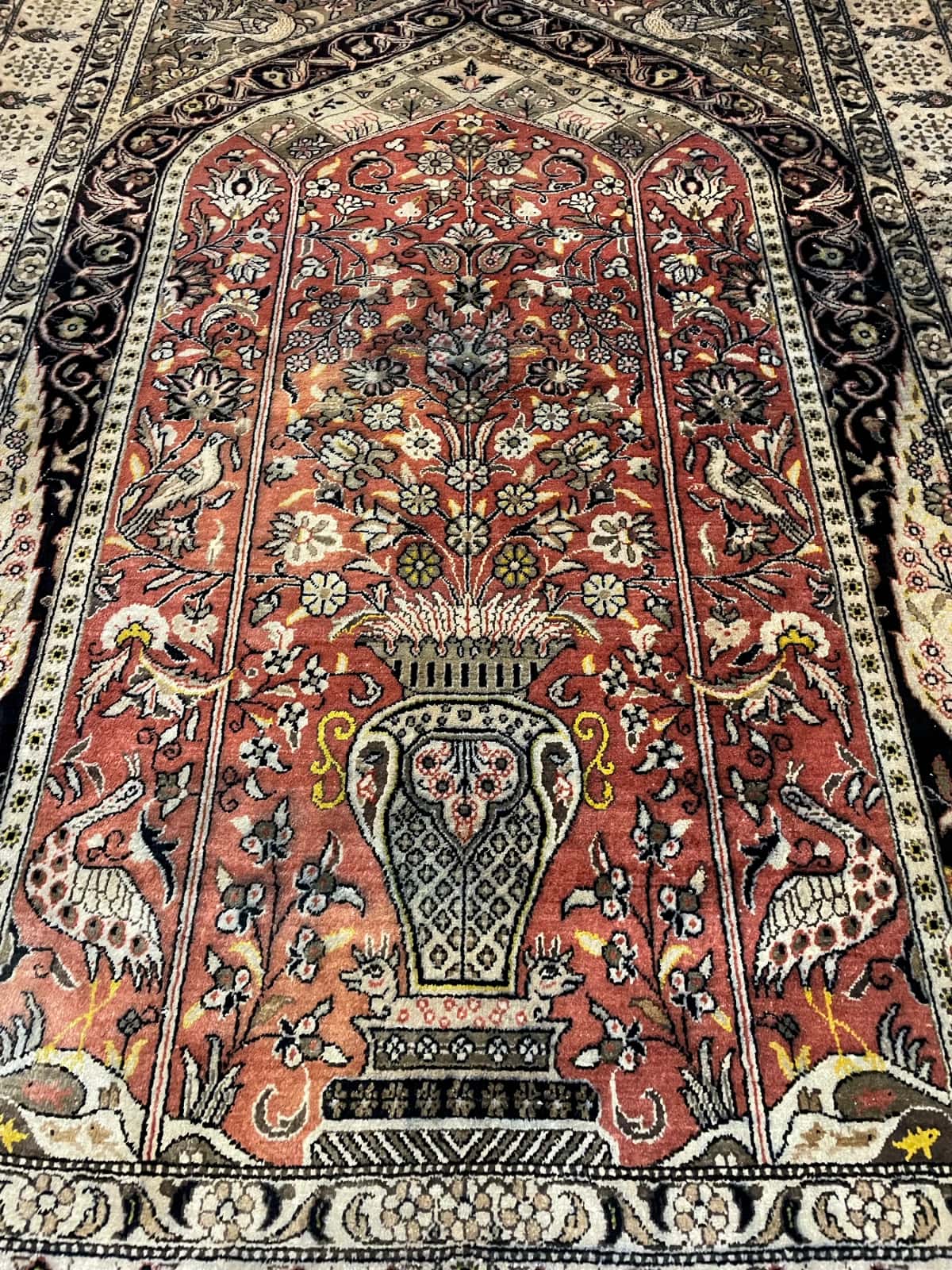 Persian rug of Arak style in dimensions 155 centimeters length by 108 centimeters width with mainly black and orange colors — Perspective