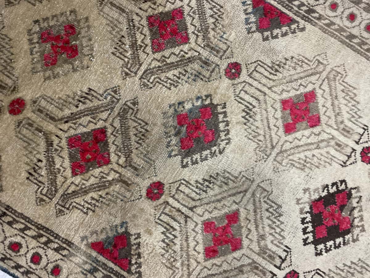 Persian rug of Baluch style in dimensions 214 centimeters length by 125 centimeters width with mainly yellow and brown colors — Texture close-up