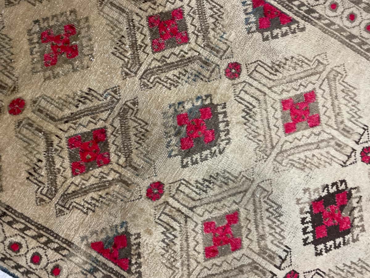 Persian rug of Baluch style in dimensions 214 centimeters length by 125 centimeters width with mainly yellow and brown colors — Texture close-up