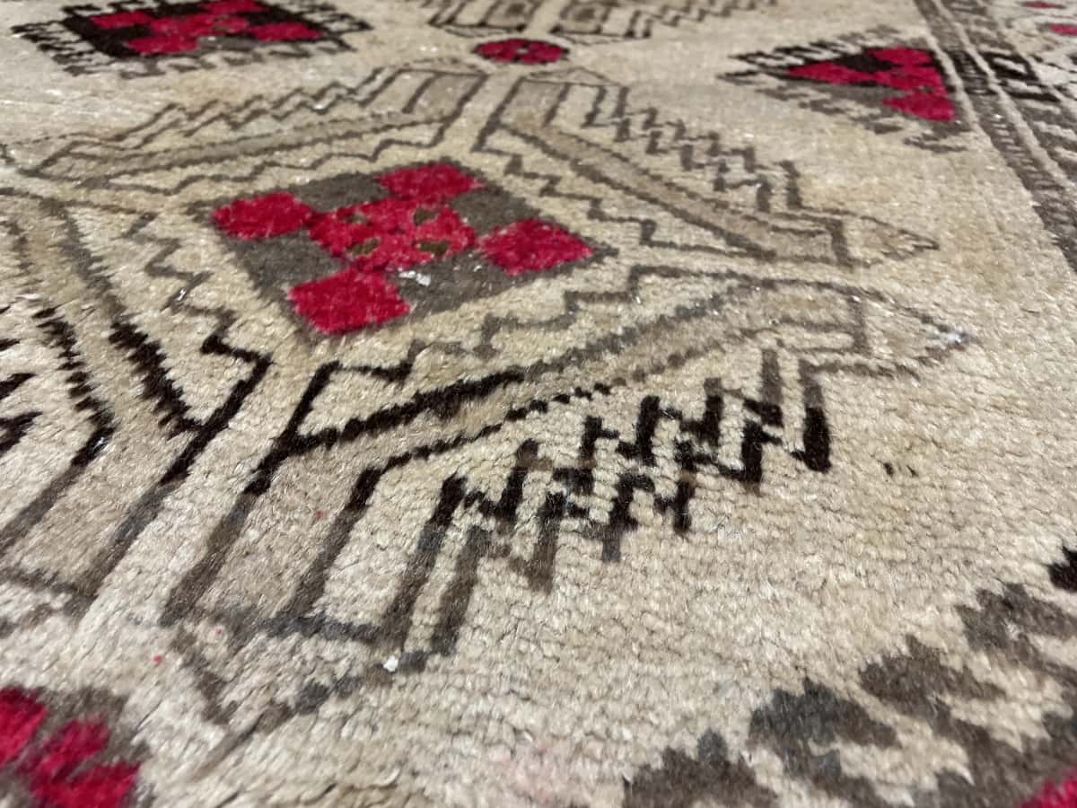 Persian rug of Baluch style in dimensions 214 centimeters length by 125 centimeters width with mainly yellow and brown colors — Texture close-up