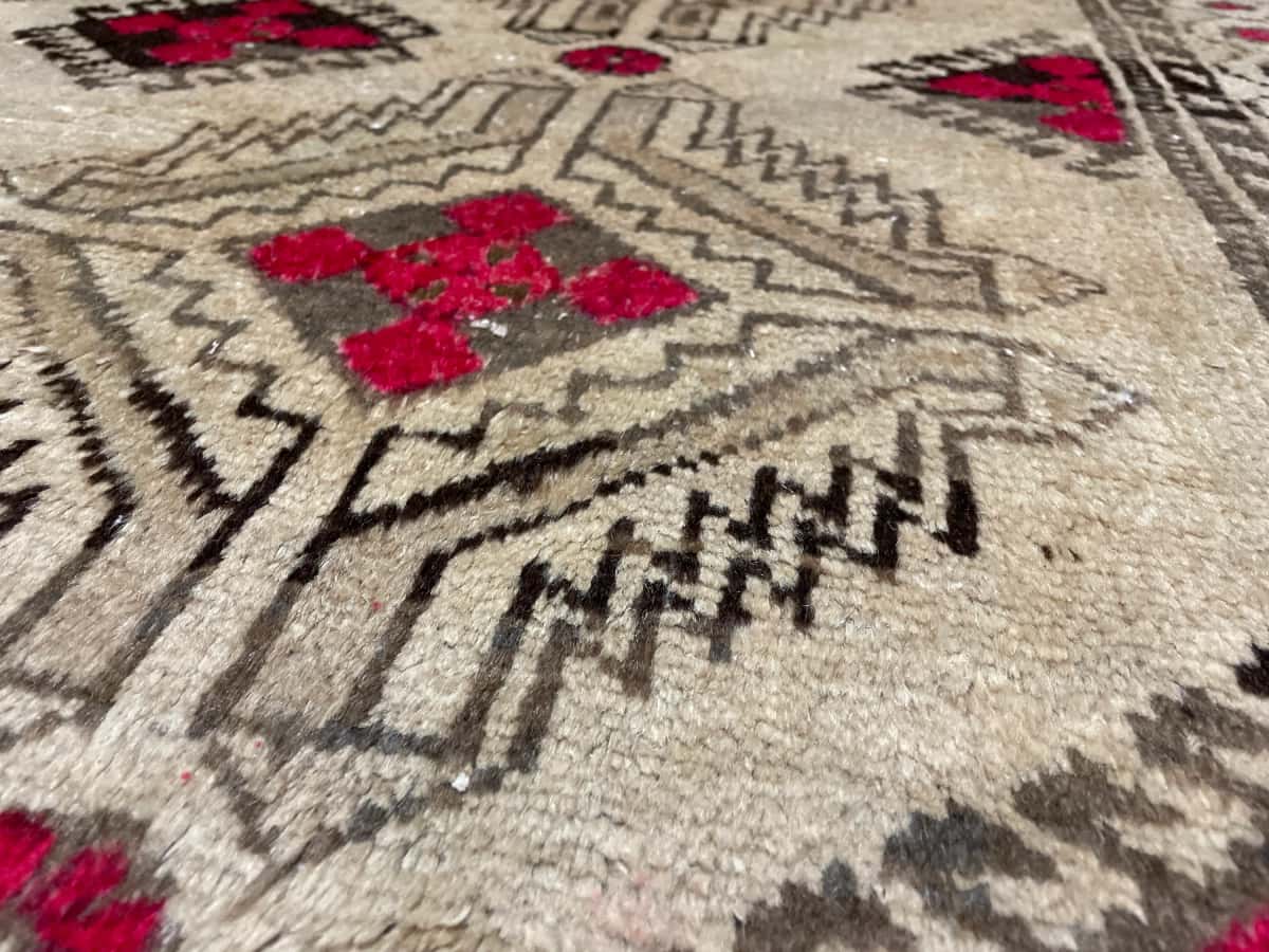 Persian rug of Baluch style in dimensions 214 centimeters length by 125 centimeters width with mainly yellow and brown colors — Texture close-up
