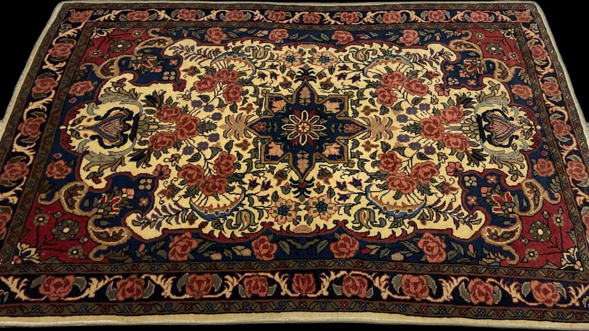 Persian rug in dimensions 141 centimeters length by 96 centimeters width with mainly yellow colors — Perspective