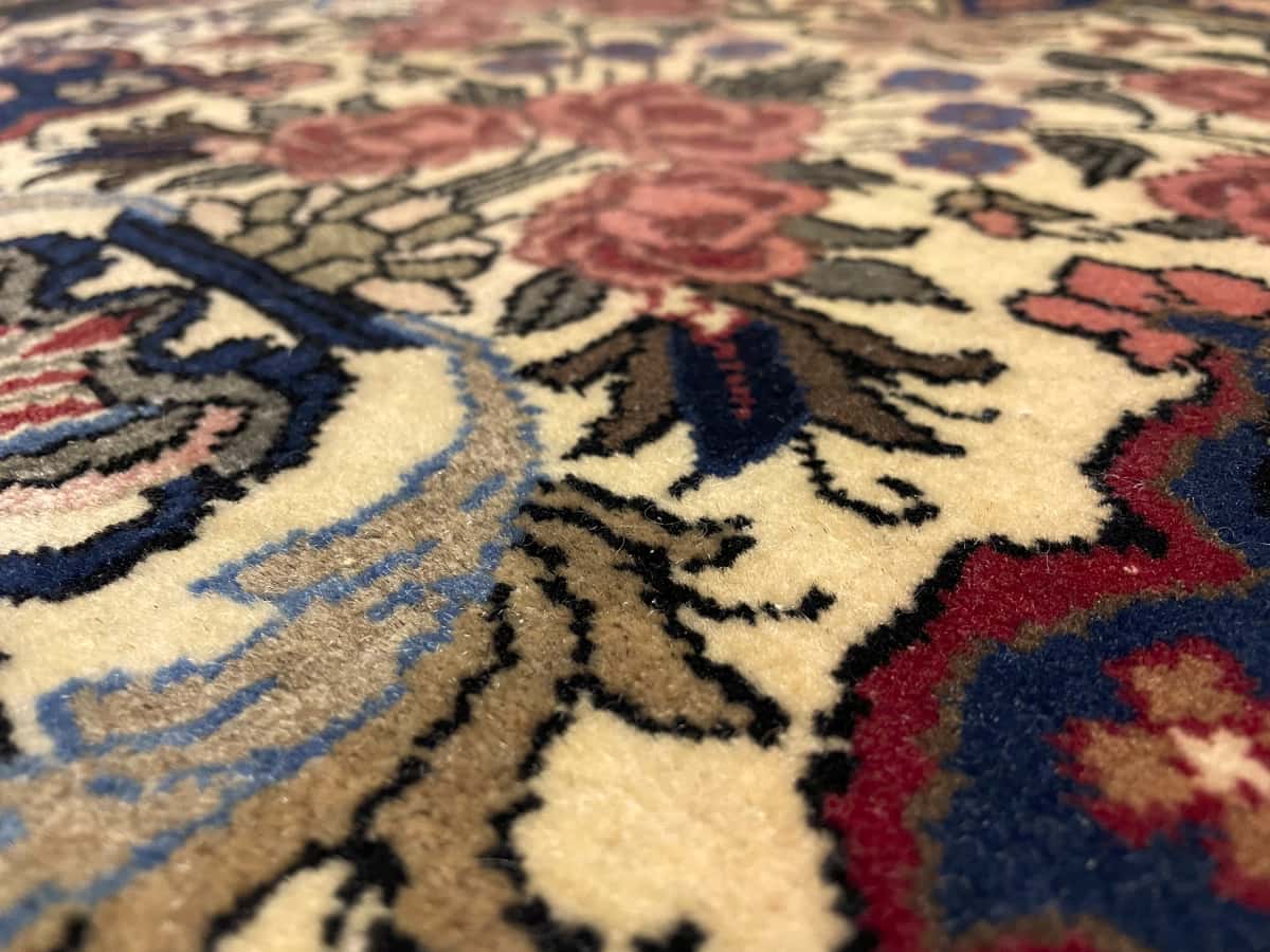 Persian rug in dimensions 141 centimeters length by 96 centimeters width with mainly yellow colors — Texture close-up