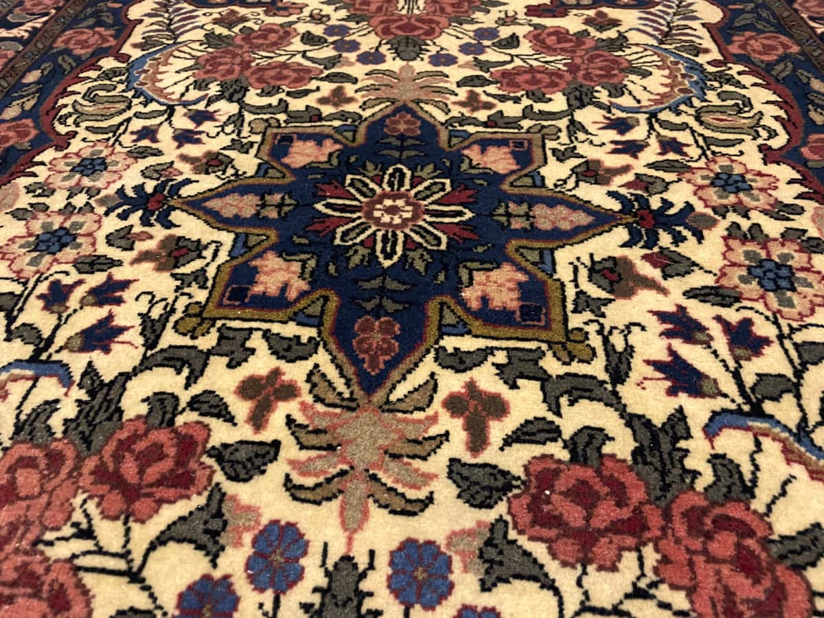 Persian rug in dimensions 141 centimeters length by 96 centimeters width with mainly yellow colors — Texture close-up