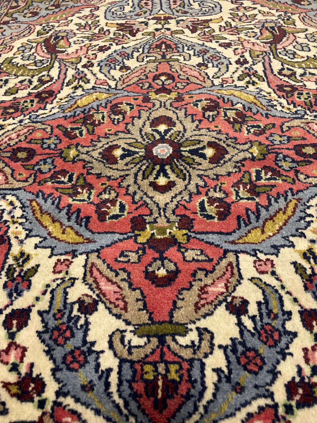 Persian rug in dimensions 141 centimeters length by 96 centimeters width with mainly yellow colors — Texture close-up