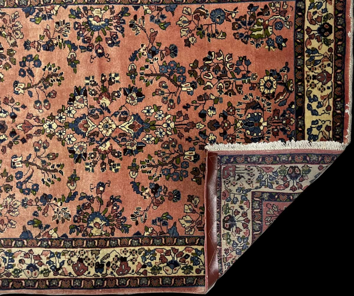 Persian rug of Saruq style in dimensions 158 centimeters length by 108 centimeters width with mainly pink colors — Folded