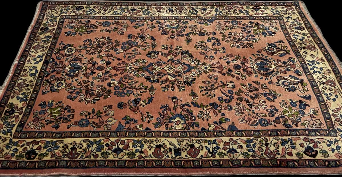 Persian rug of Saruq style in dimensions 158 centimeters length by 108 centimeters width with mainly pink colors — Perspective