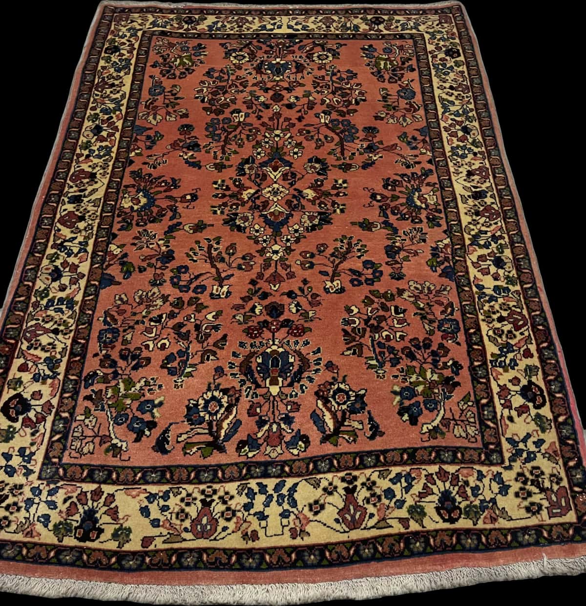 Persian rug of Saruq style in dimensions 158 centimeters length by 108 centimeters width with mainly pink colors — Perspective