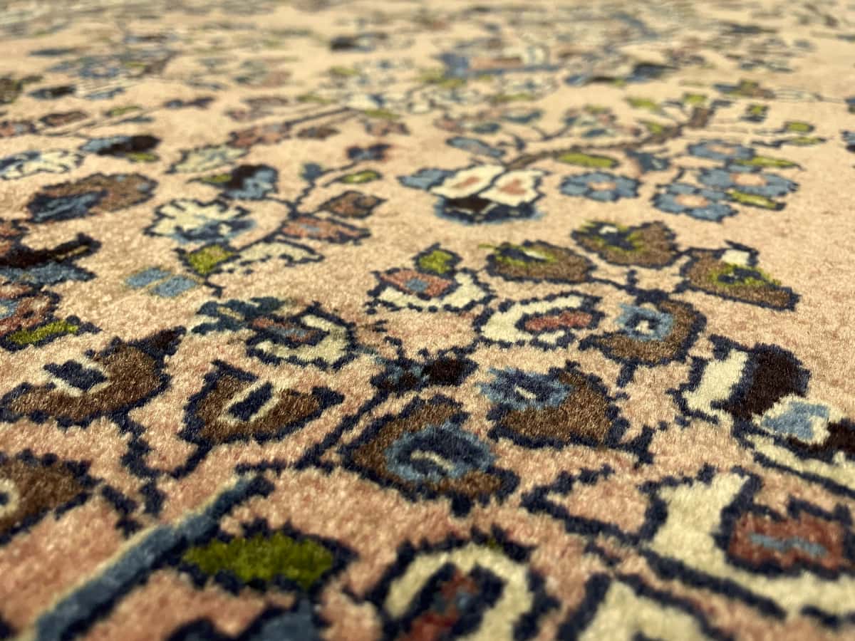 Persian rug of Saruq style in dimensions 158 centimeters length by 108 centimeters width with mainly pink colors — Texture close-up