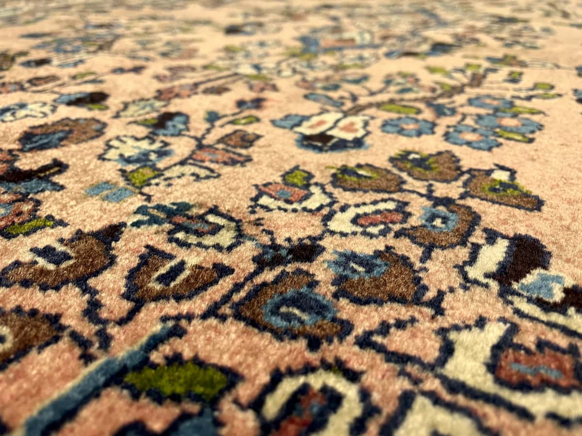 persischer Teppich im Saruq Stil in den Maßen 158 Zentimeter Länge mal 108 Zentimeter Breite mit überwiegend rosa Farben — Nahaufnahme der Textur