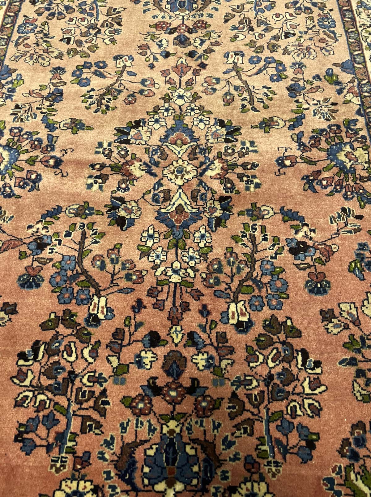 Persian rug of Saruq style in dimensions 158 centimeters length by 108 centimeters width with mainly pink colors — Texture close-up