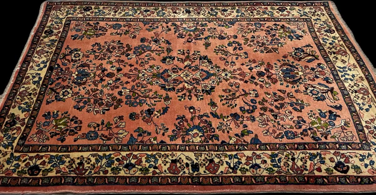 persischer Teppich im Saruq Stil in den Maßen 158 Zentimeter Länge mal 108 Zentimeter Breite mit überwiegend rosa Farben — Perspektive