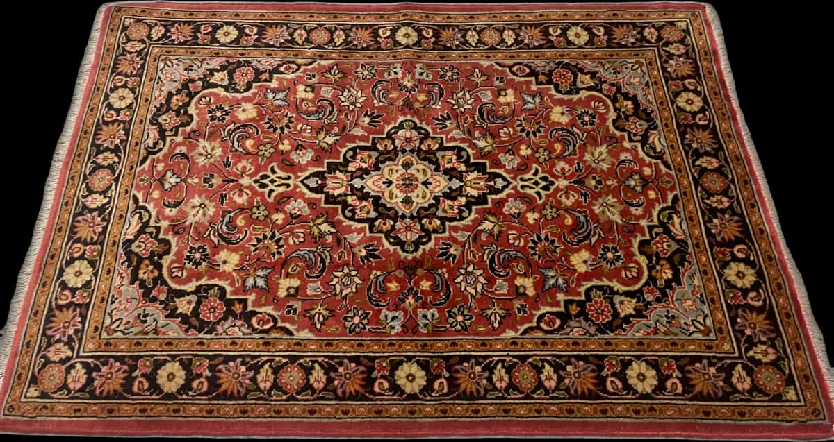 persischer Teppich im Ardakan Stil in den Maßen 146 Zentimeter Länge mal 105 Zentimeter Breite mit überwiegend rot Farben — Perspektive