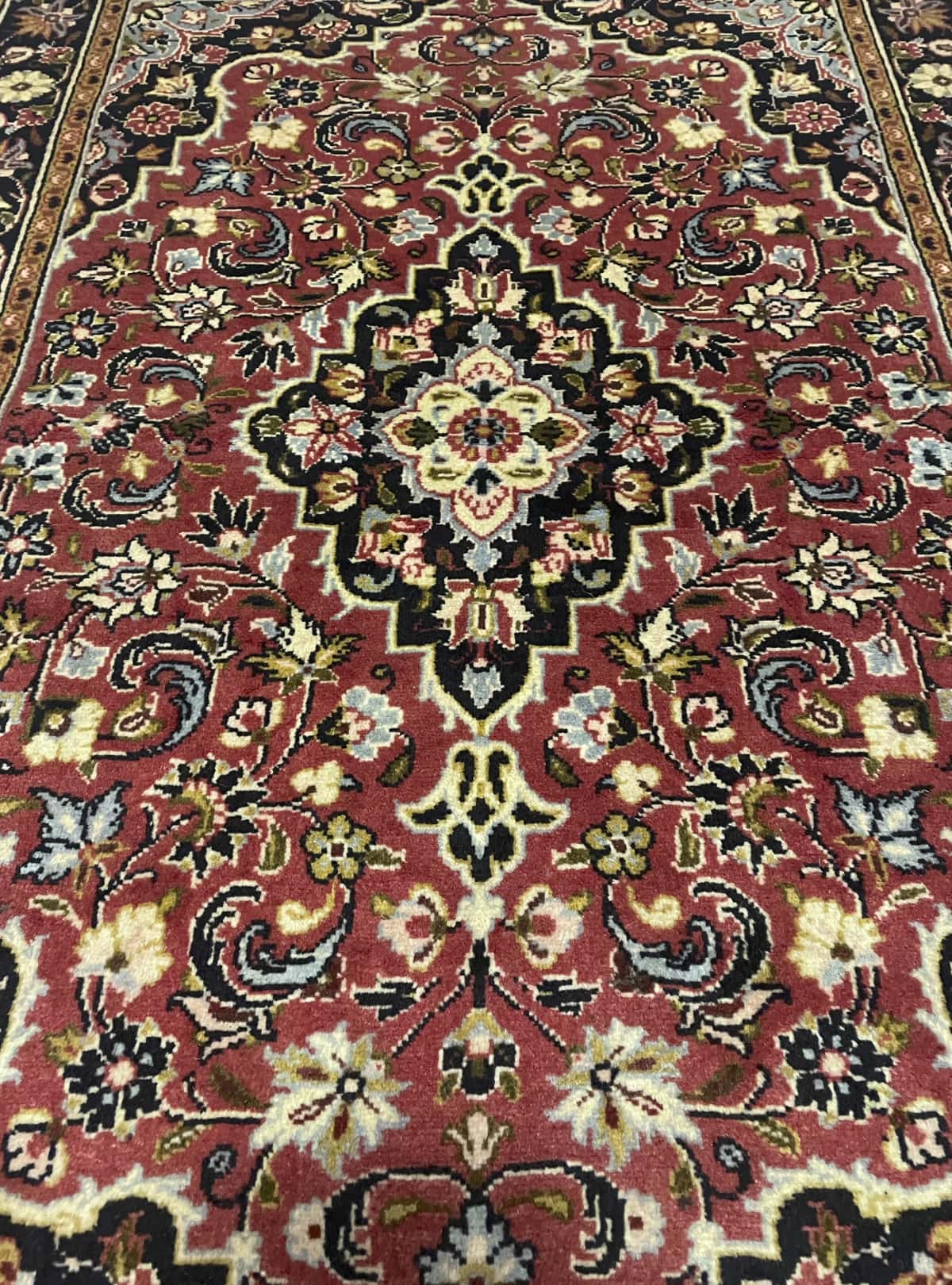 Persian rug of Ardakan style in dimensions 146 centimeters length by 105 centimeters width with mainly red colors — Perspective